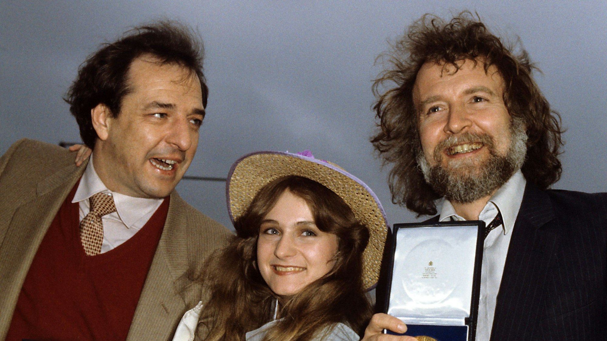 Die Siegerin des Grand Prix de la Chanson Eurovision, Nicole, wird nach ihrer Rückkehr aus Harrogate in München am 27.04.1982 von Produzent Ralph Siegel (l) und Texter Bernd Meinunger begrüßt.