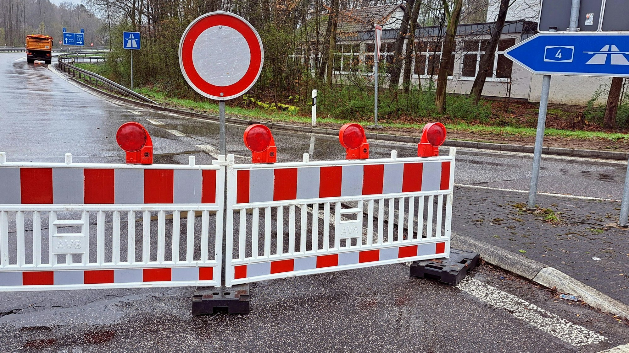 Eine Absperrung steht auf einer Auffahrt zur Autobahn A4.