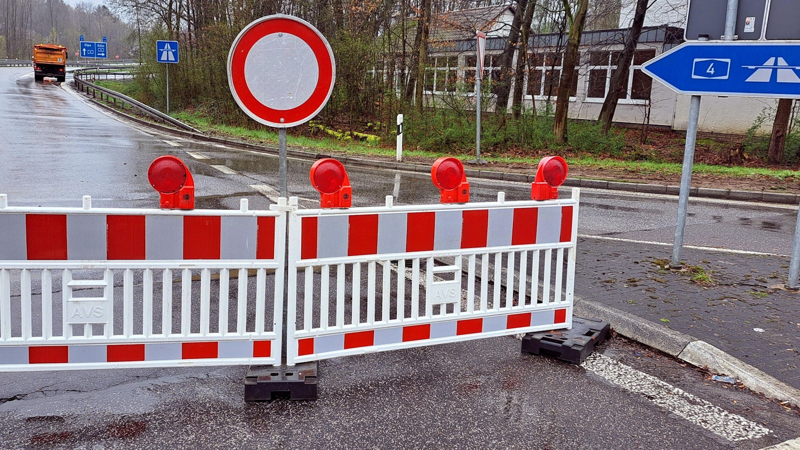 Eine Absperrung steht auf einer Auffahrt zur Autobahn A4.