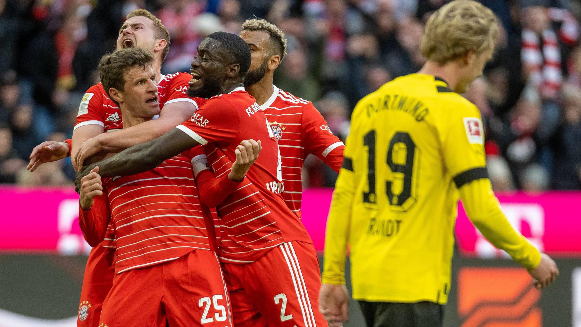 Jubel beim FC Bayern: Torschütze Thomas Müller lässt sich nach seinem Treffer zum zwischenzeitlichen 2:0 feiern.
