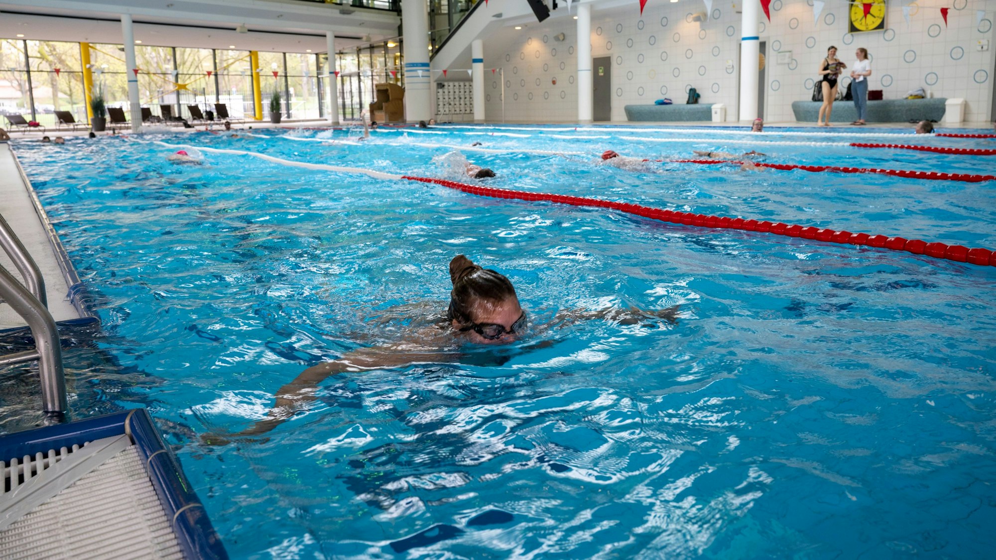 01.04.2023, Köln: Im Hallenbad Lentpark schwimmt niemand "oben ohne". Das Obenohne-Baden ist ab heute in Kölner Bädern erlaubt Foto: Uwe Weiser