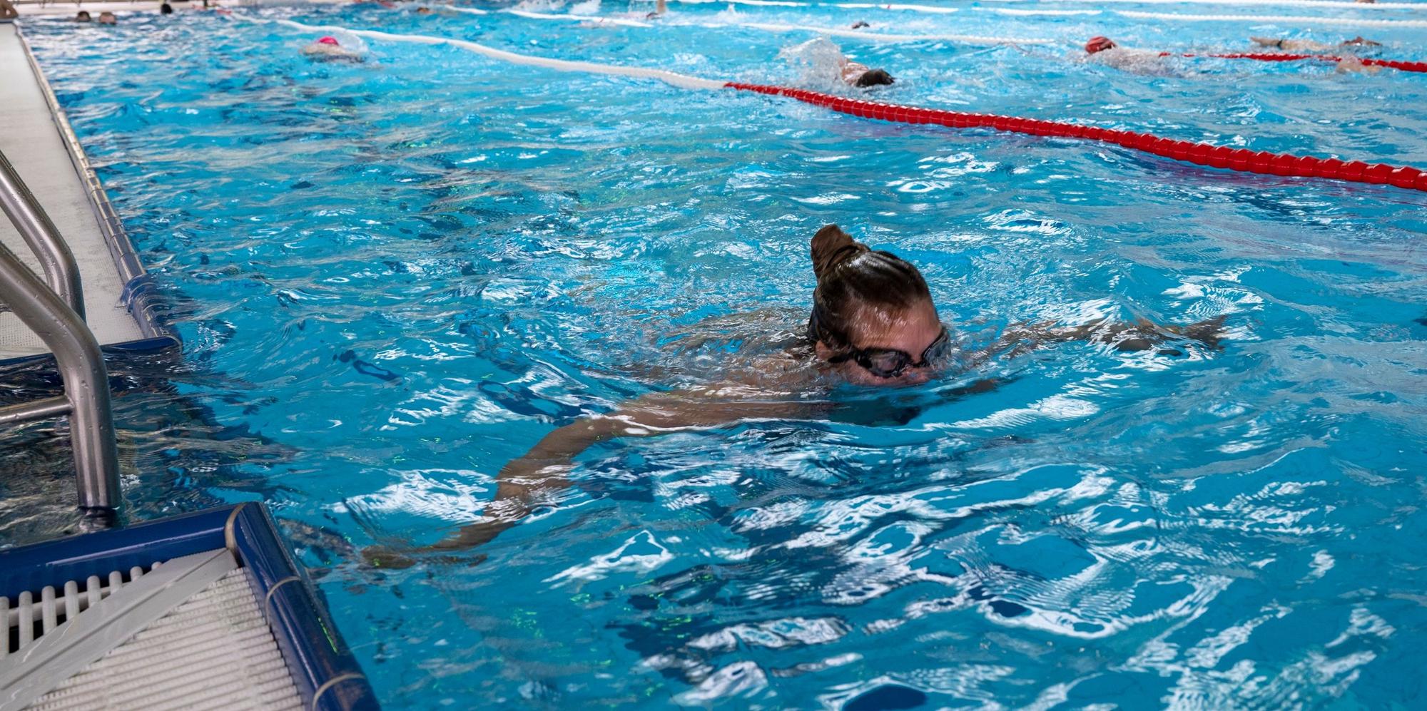 Eine Frau schwimmt im Becken des Kölner Lentpark.