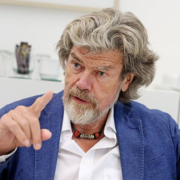 Reinhold Messner beantwortet Fragen eines Journalisten.