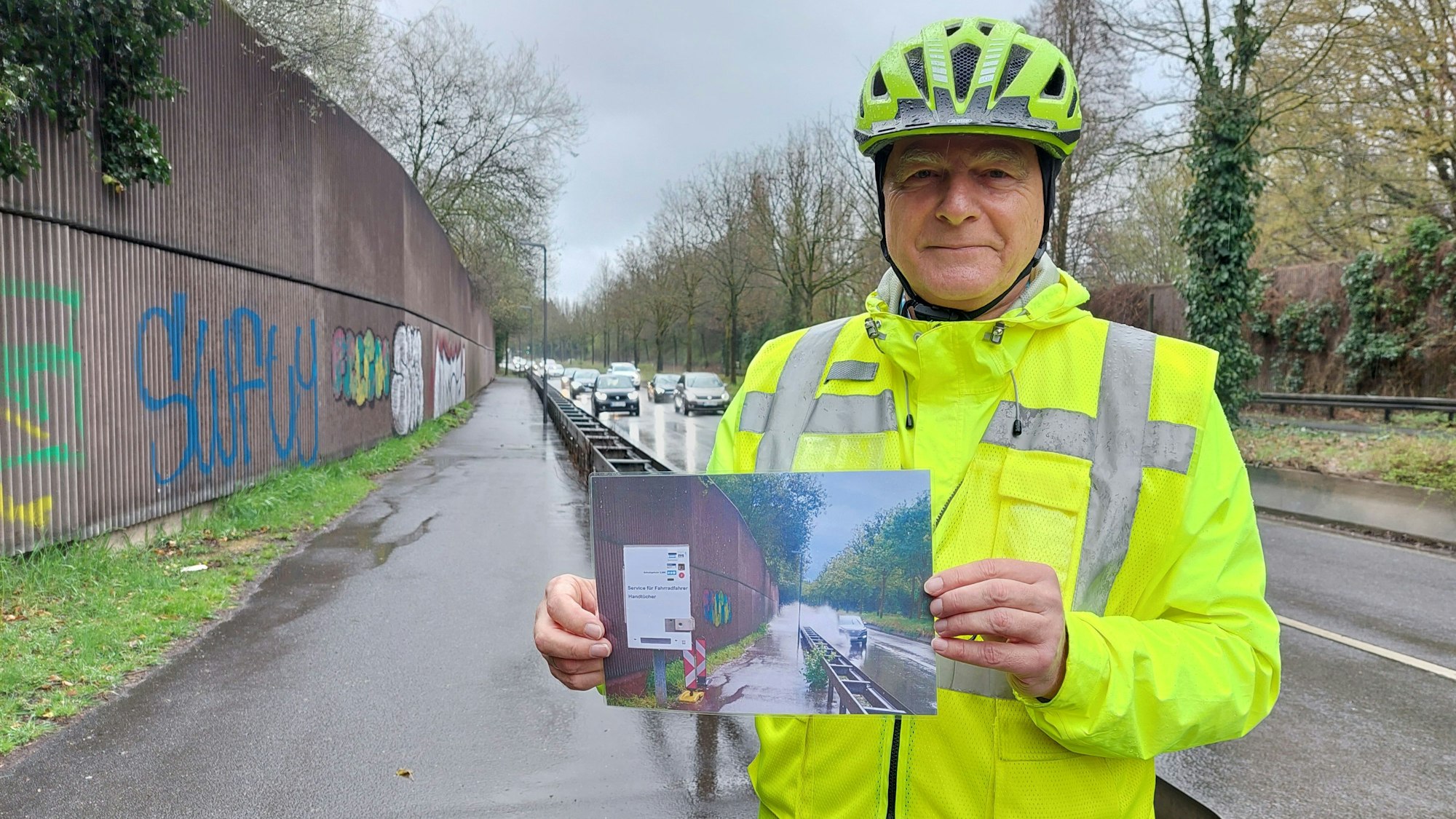 ADFC-Radwegetest: Kurt Krefft(erster Vorsitzender des ADFC-Leverkusen) weist auf die Missstände auf Leverkusens Radwegen hin.