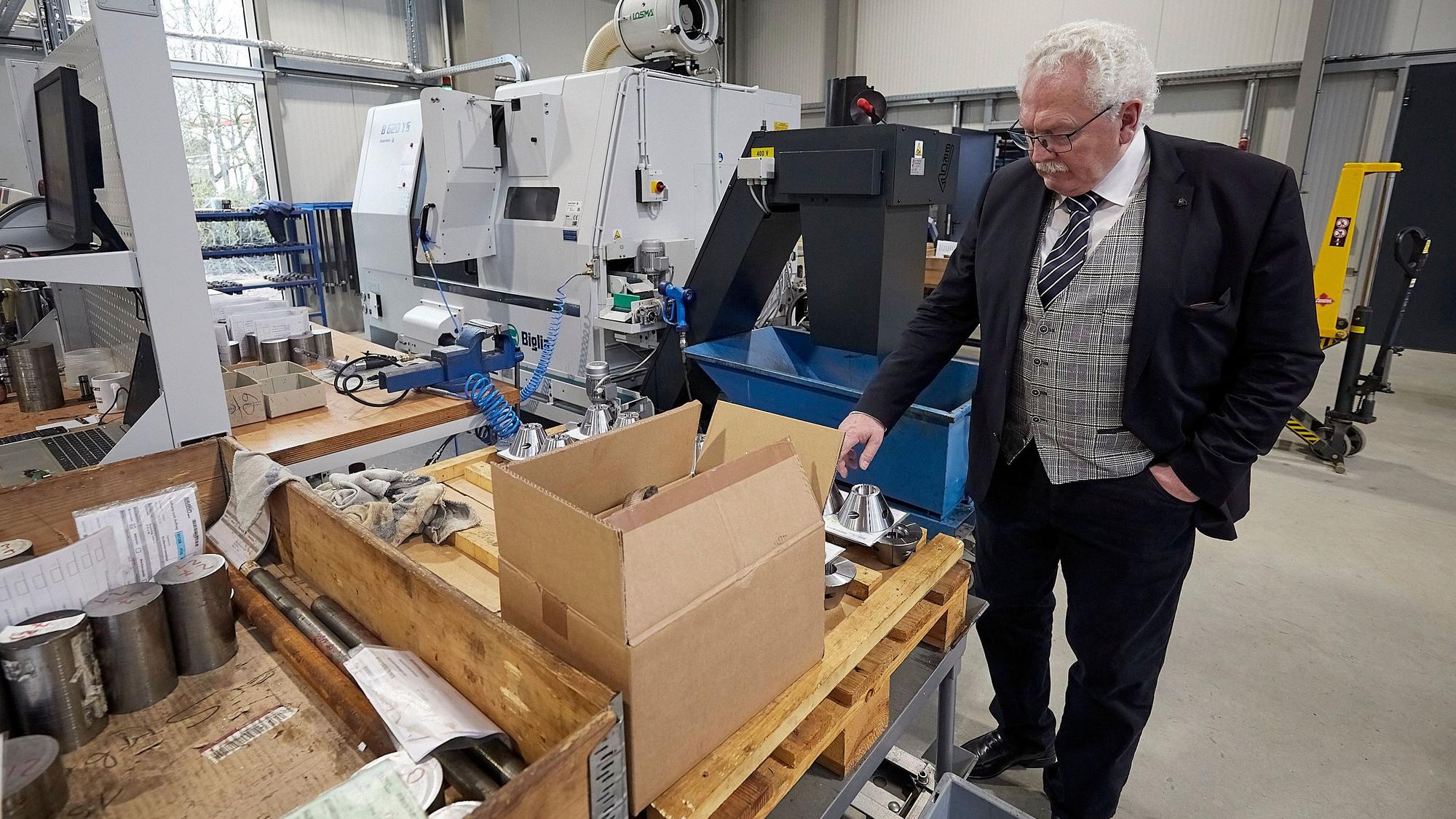 Geschäftsführer Klaus Daniels mit fertig produzierten Werkstücken.