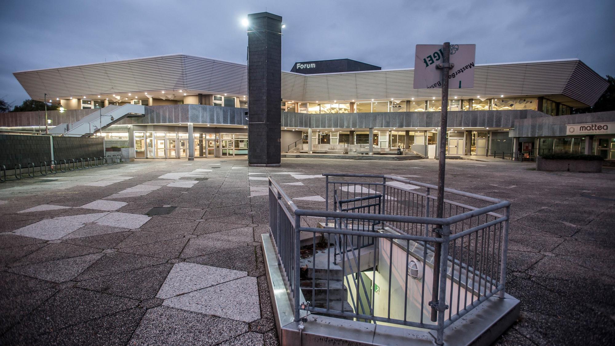 Das beleuchtete Forum in Leverkusen.