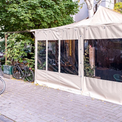 Überdachte Terrasse in der Kölner Innenstadt.