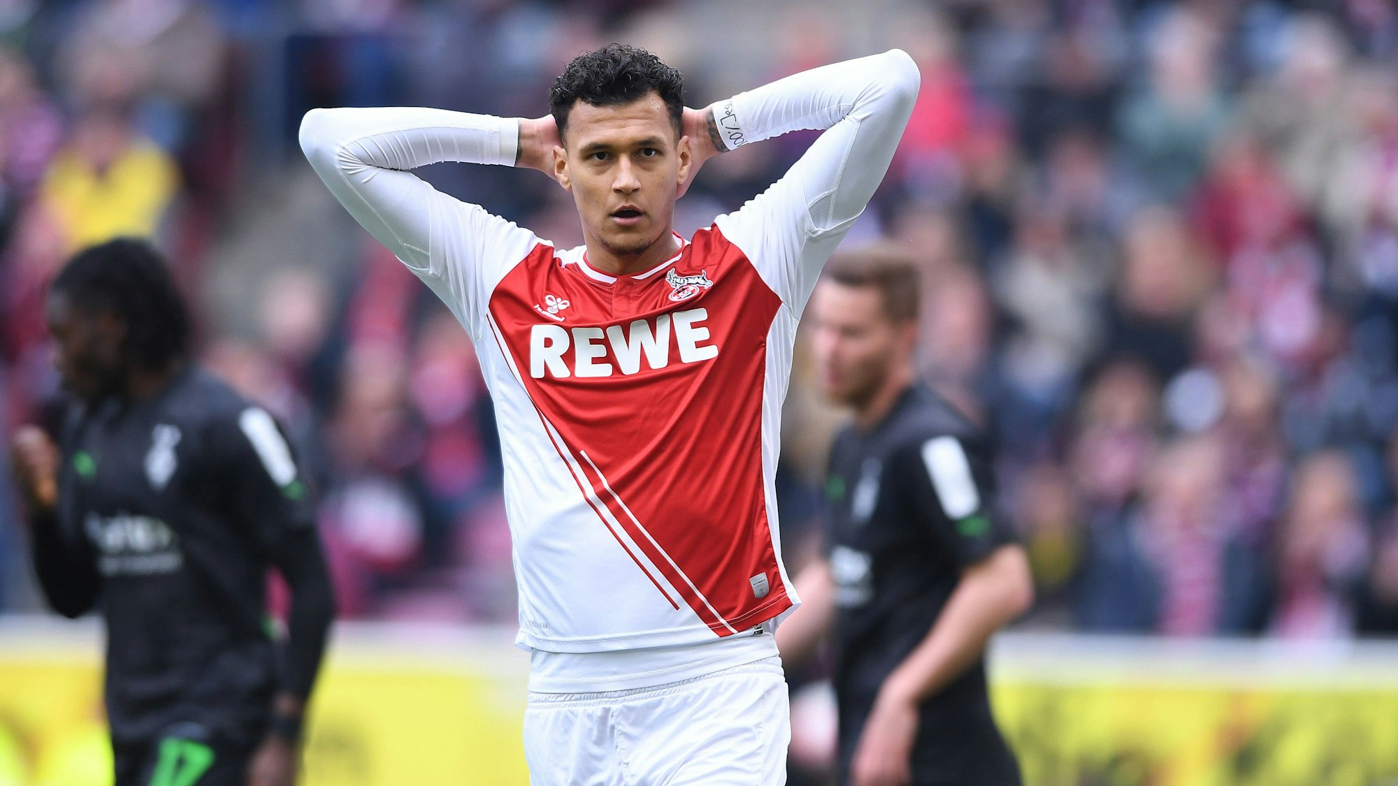 Davie Selke verschränkt die Arme hinter dem Kopf