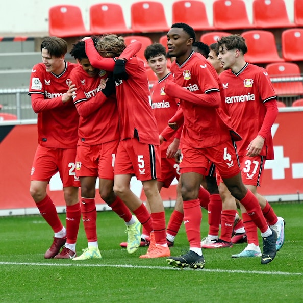 02.04.2023, Fussball-B-Jugend-Bayer 04-FC köln
Freude nach dem 1:0 für Bayer
2.v.l. Torschütze Francis Onyeka
Foto: Uli Herhaus