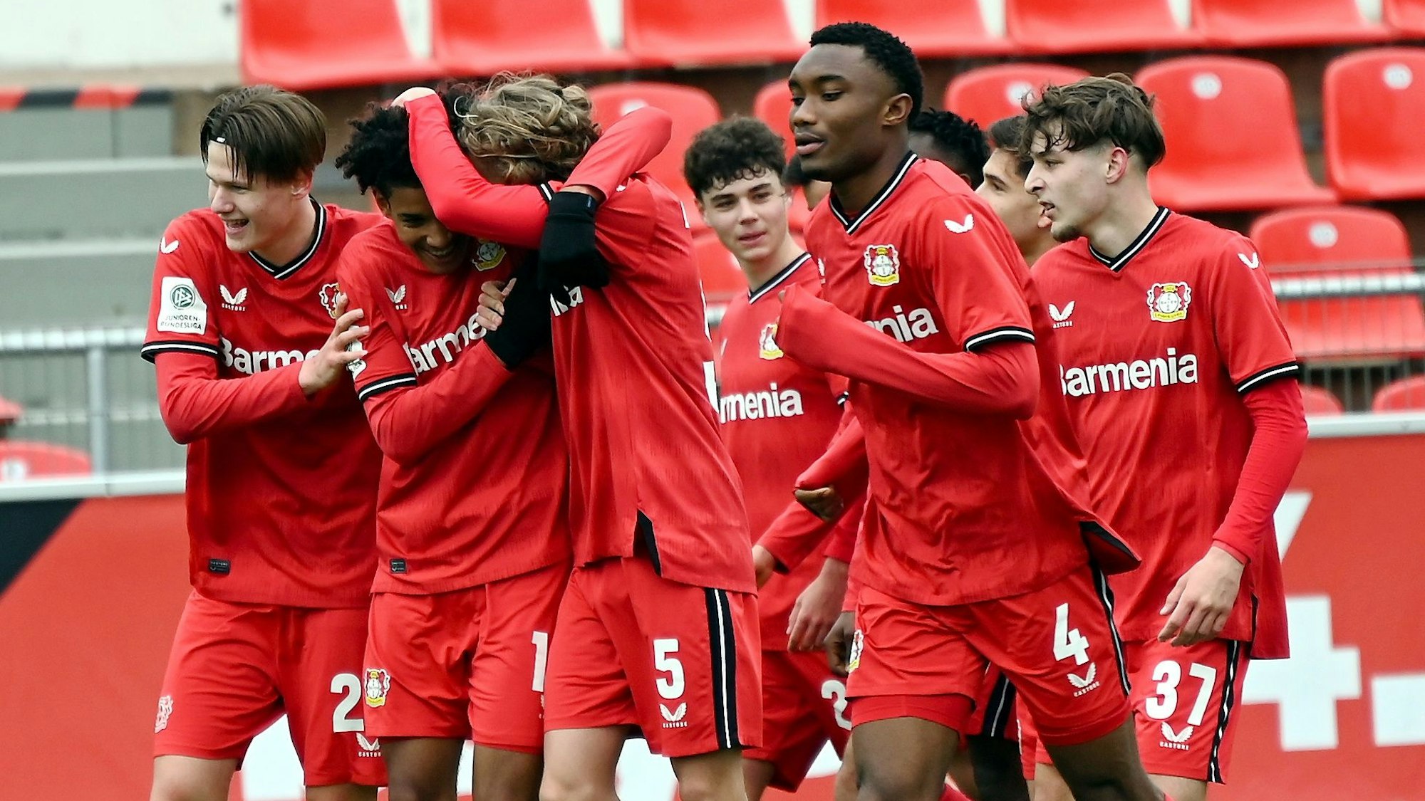 02.04.2023, Fussball-B-Jugend-Bayer 04-FC köln
Freude nach dem 1:0 für Bayer
2.v.l. Torschütze Francis Onyeka
Foto: Uli Herhaus