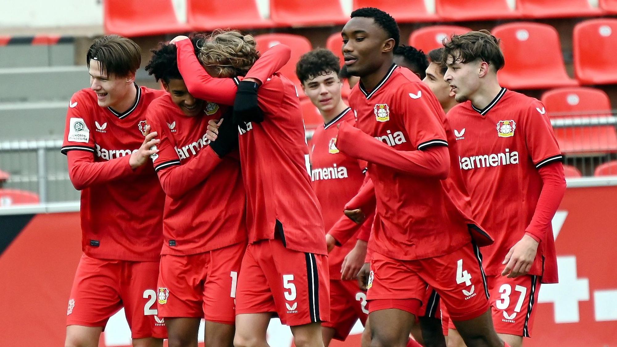 02.04.2023, Fussball-B-Jugend-Bayer 04-FC köln
Freude nach dem 1:0 für Bayer
2.v.l. Torschütze Francis Onyeka
Foto: Uli Herhaus