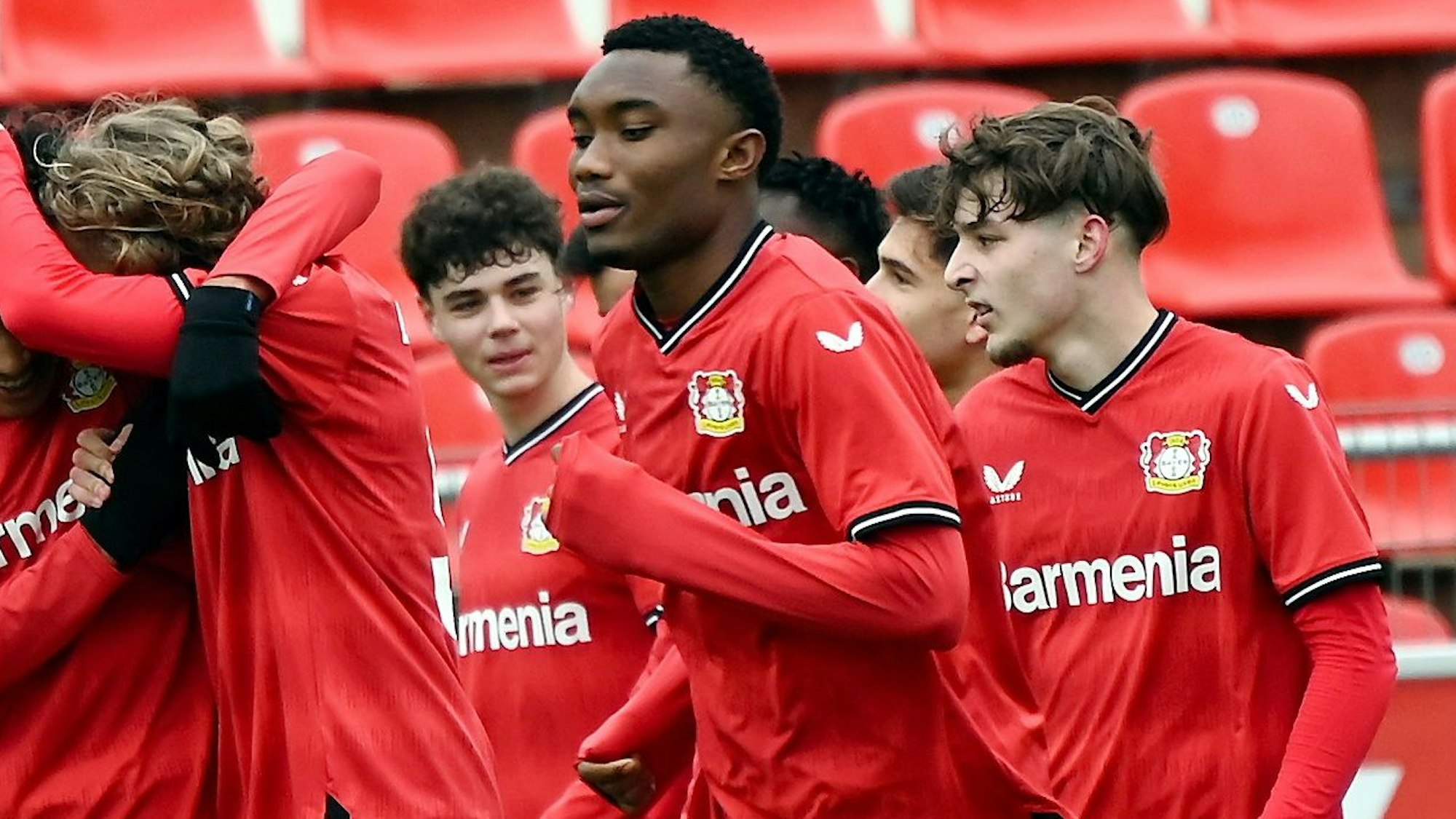 02.04.2023, Fussball-B-Jugend-Bayer 04-FC köln
Freude nach dem 1:0 für Bayer
2.v.l. Torschütze Francis Onyeka
Foto: Uli Herhaus