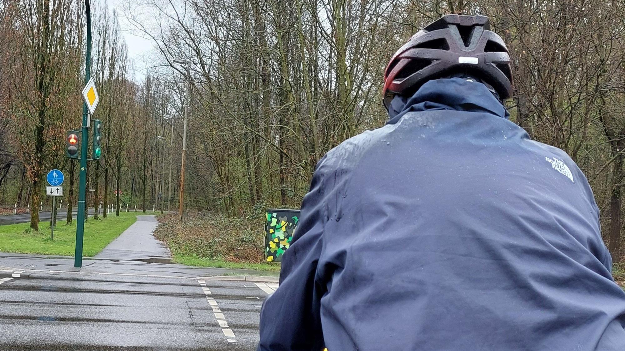 ADFC-Radwegetest: An der Kreuzung Herbert-Wehner-Straße/Karl-Carstens-Ring in Schlebusch warten Fahrradfahrer bis zu 2,5 Minuten bis sie die Straße überqueren können.