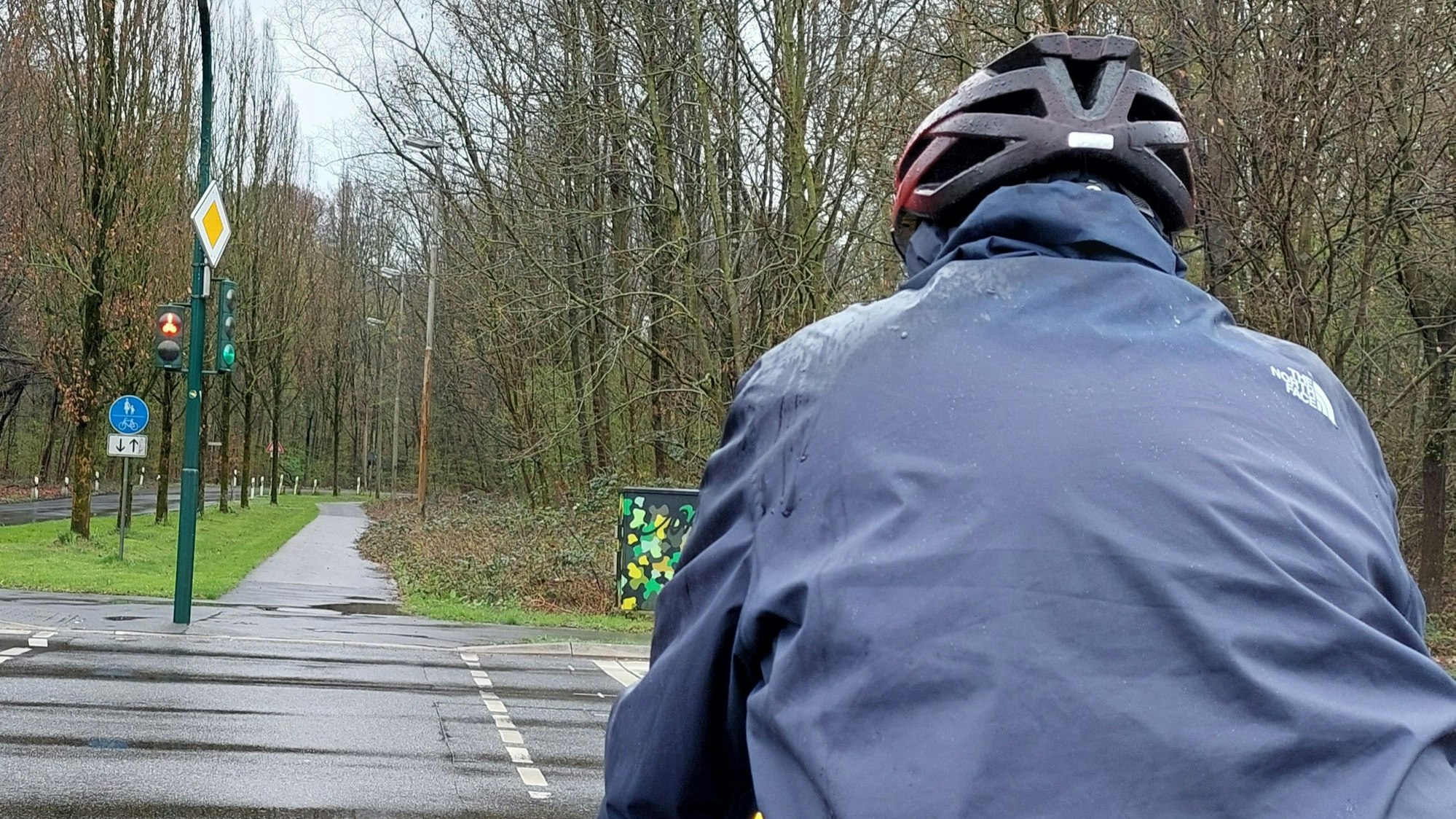 ADFC-Radwegetest: An der Kreuzung Herbert-Wehner-Straße/Karl-Carstens-Ring in Schlebusch warten Fahrradfahrer bis zu 2,5 Minuten bis sie die Straße überqueren können.