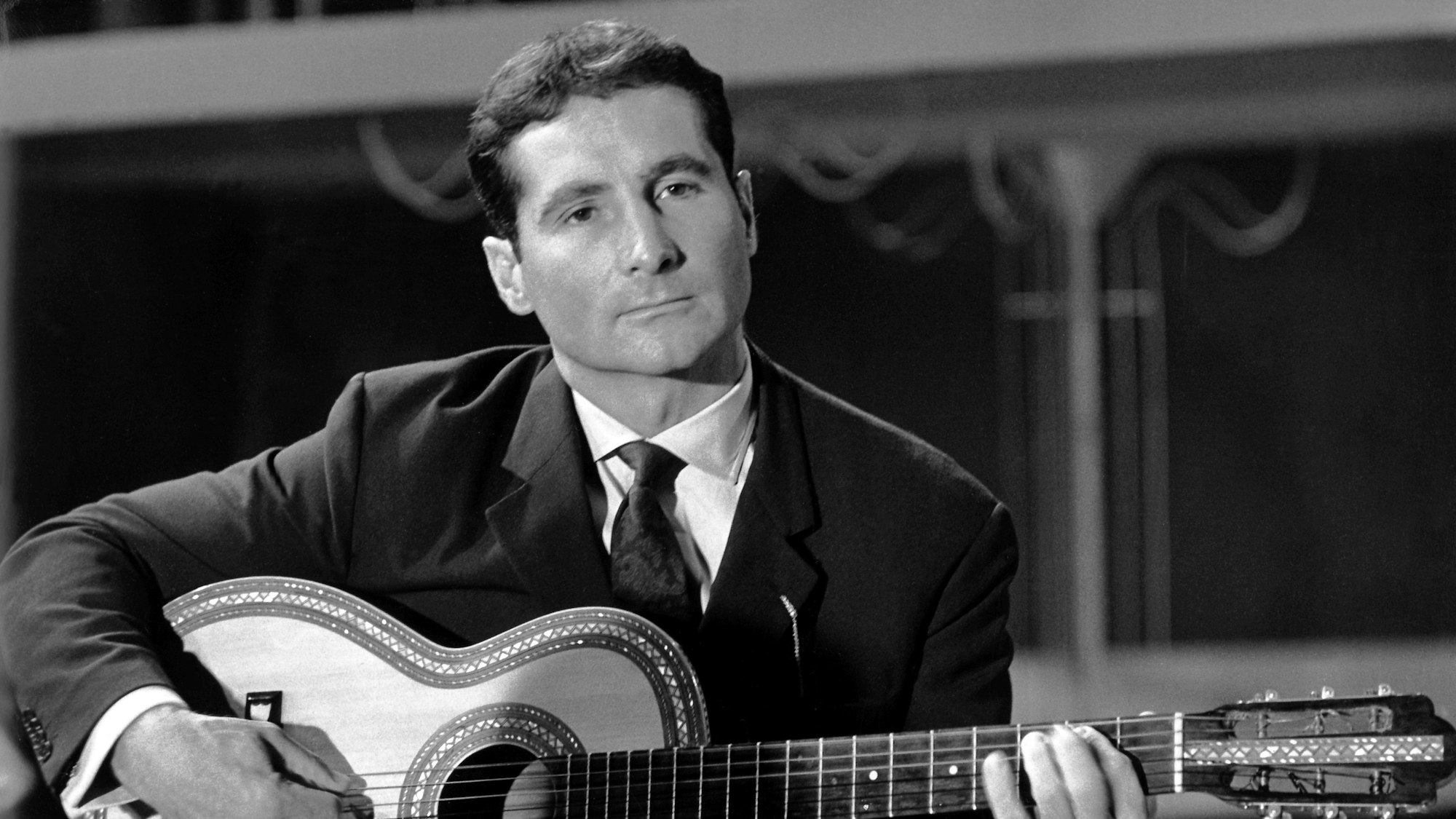 Freddy Quinn mit einer Gitarre.