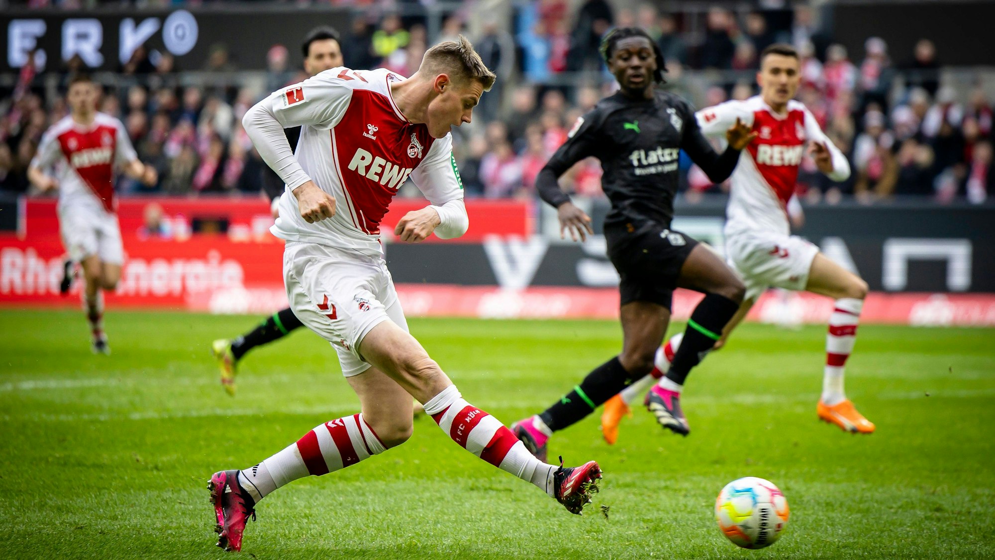 Tigges schießt aufs Tor