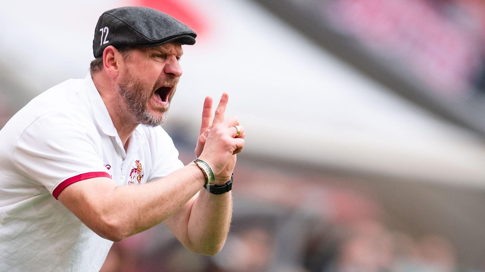 Kölns Trainer Steffen Baumgart gestikuliert an der Seitenlinie.