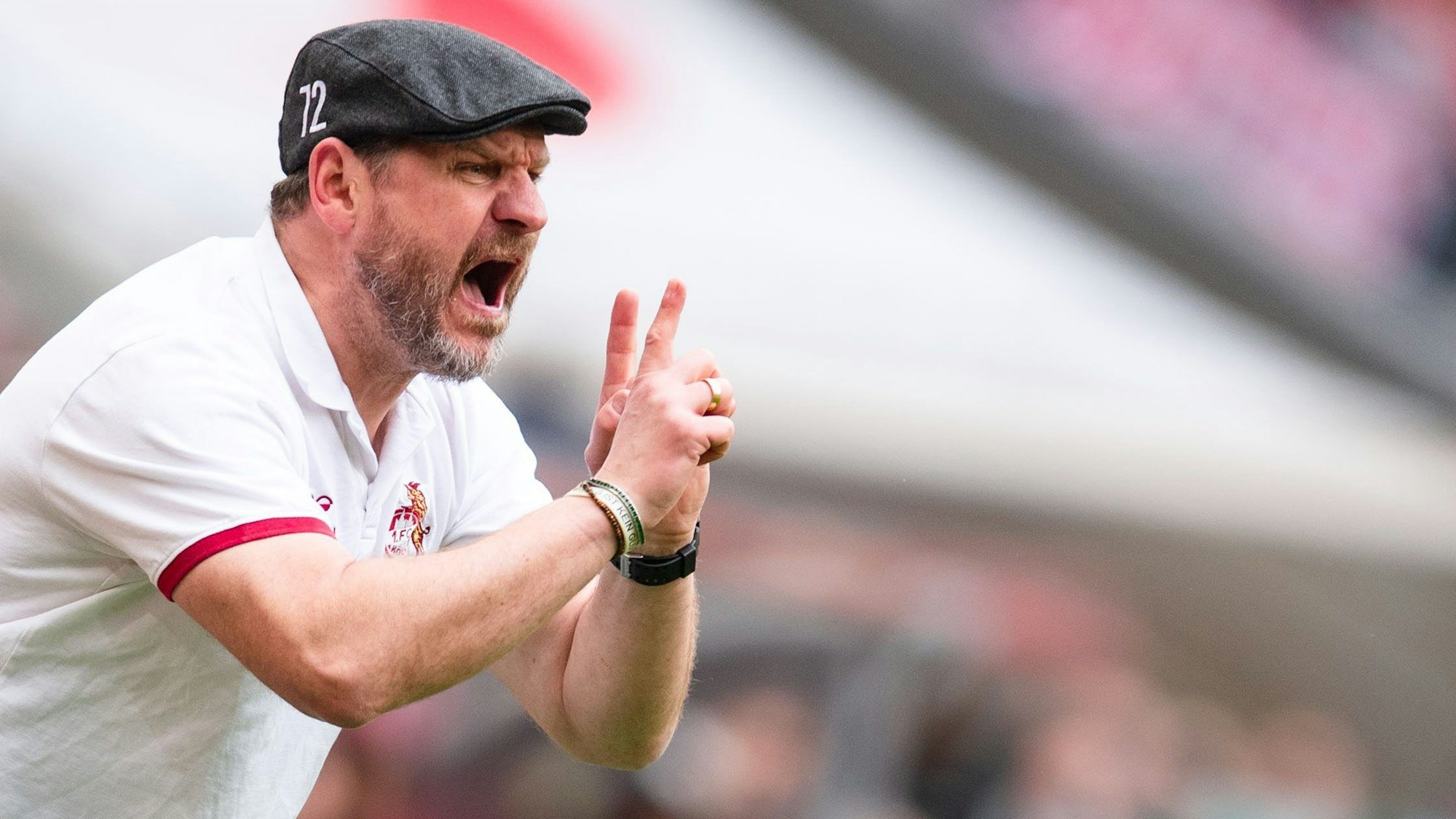 Kölns Trainer Steffen Baumgart gestikuliert an der Seitenlinie.