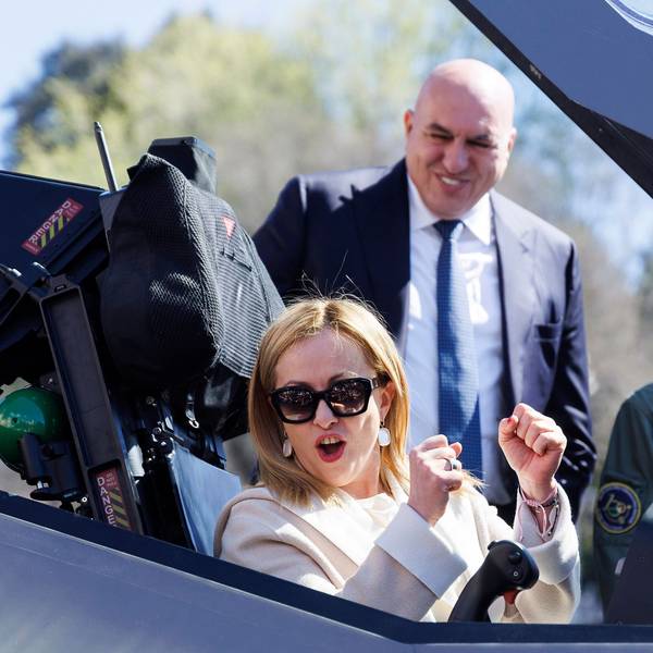 Die italienische Premierministerin Giorgia Meloni sitzt im Cockpit eines Kampfjets bei einem Besuch der Luftwaffe anlässlich deren 100-Jahr-Feier.