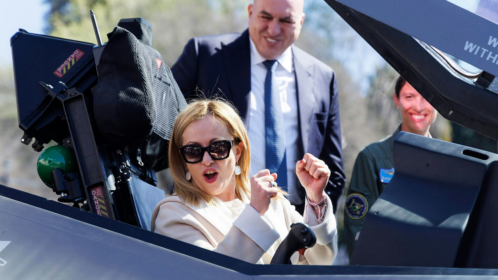 Die italienische Premierministerin Giorgia Meloni sitzt im Cockpit eines Kampfjets bei einem Besuch der Luftwaffe anlässlich deren 100-Jahr-Feier.