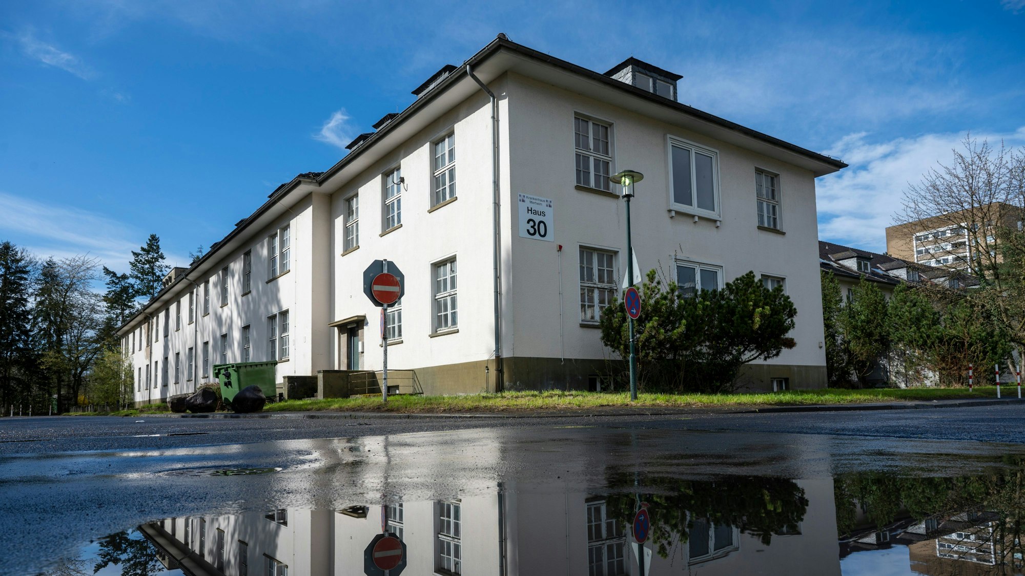 30.03.2023, Köln: Das heute leerstehende Haus 30 des Krankenhauses Merheim war einst die Luftnachrichtenzentrale des Fliegerhorstes Ostheim. Es gilt als Baudenkmal. Foto: Uwe Weiser