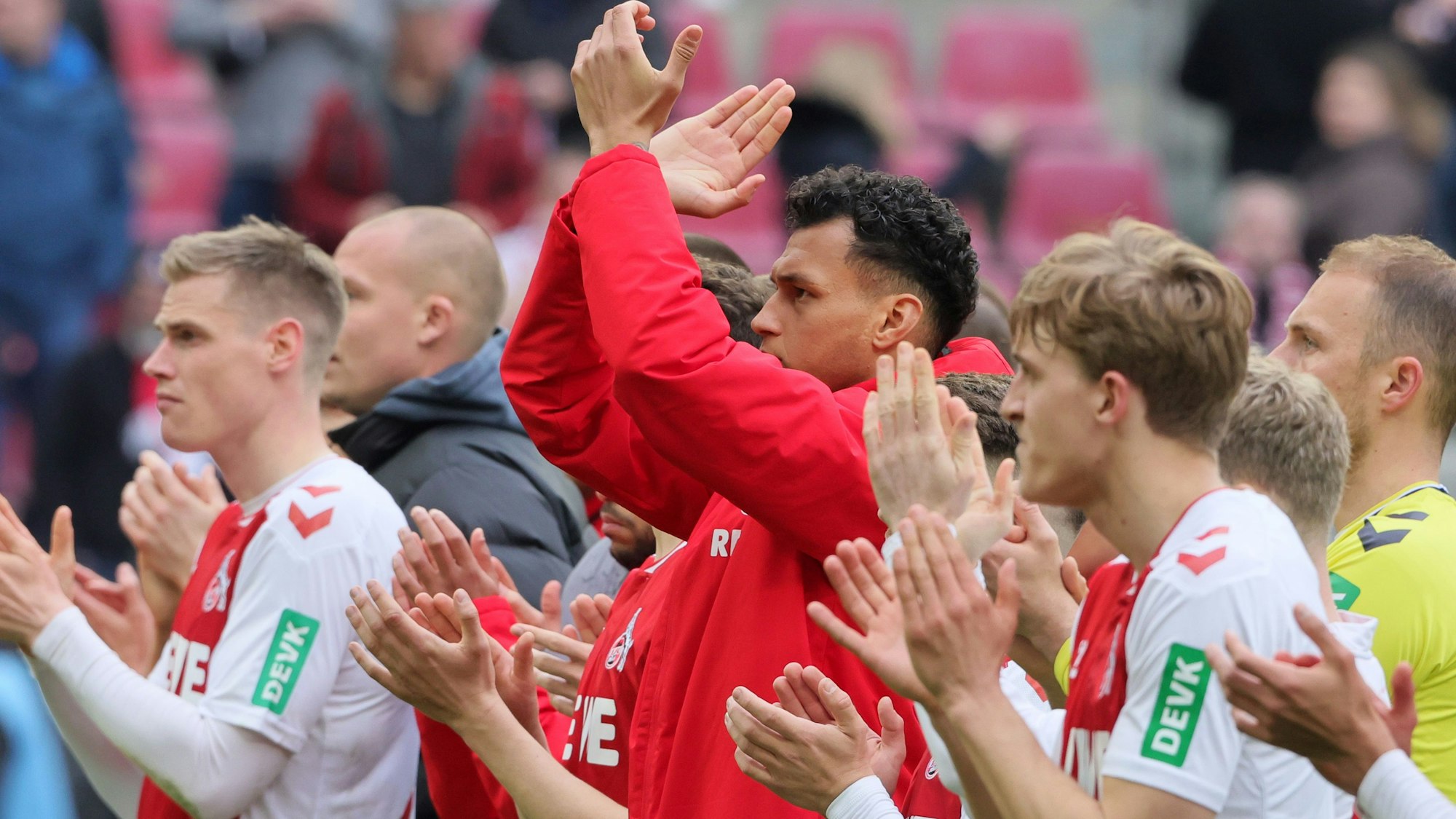 Die Spieler des 1. FC Köln stehen vor der Kurve nach der Nullnummer gegen Gladbach.