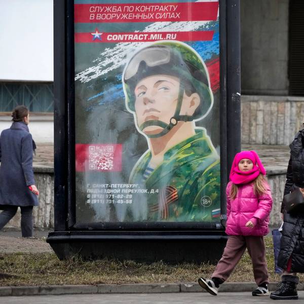 Menschen gehen an einem Rekrutierungsplakat der Armee mit der Aufschrift „Militärdienst unter Vertrag in den Streitkräften“ in Sakt Petersburg vorbei.