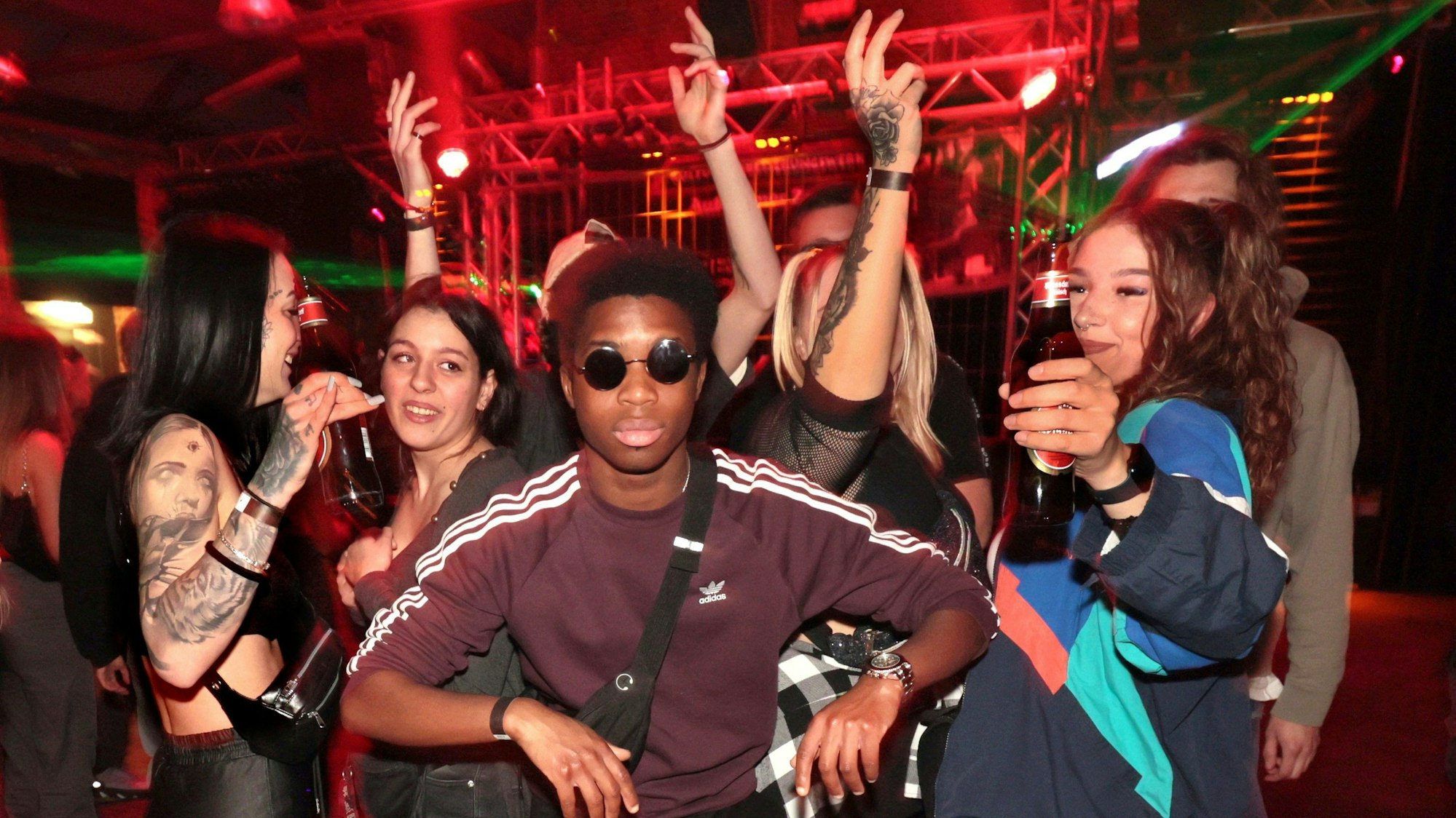 Ausgelassene Tänzer bei der Techno-Party im Kultur-Ausbesserungswerk.