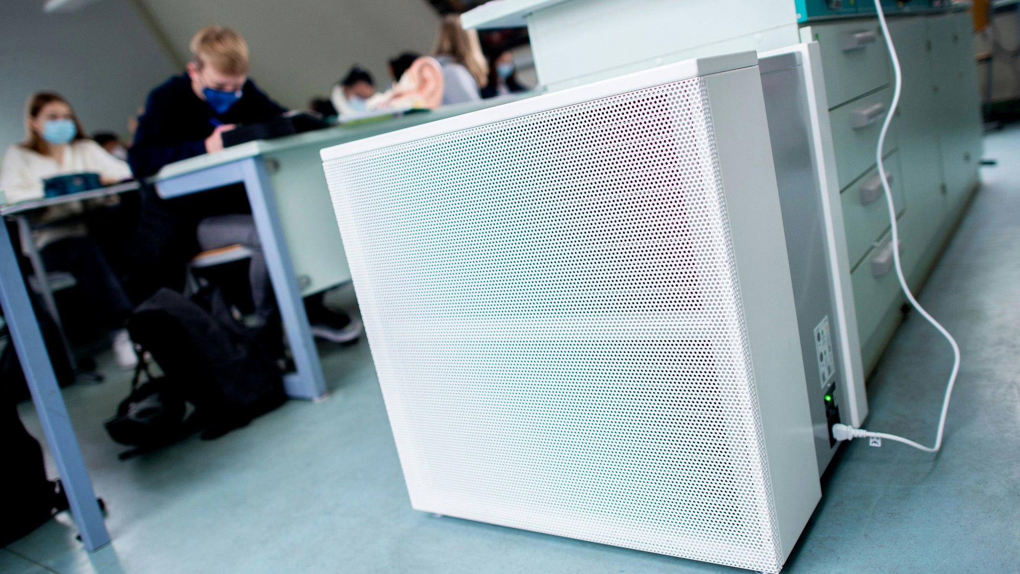 ARCHIV - 01.12.2020, Niedersachsen, Oldenburg: Ein Luftfiltergerät steht in einem Fachraum eines Gymnasiums. Es gibt zwar Fördermittel von Land und Bund, doch die Ausstattung der Schulen mit Luftfilteranlagen kommt aus Sicht des Landeselternrates Niedersachsen viel zu schleppend voran. (zu dpa: «Landeselternrat kritisiert schleppende Ausstattung mit Luftfiltern») Foto: Hauke-Christian Dittrich/dpa +++ dpa-Bildfunk +++