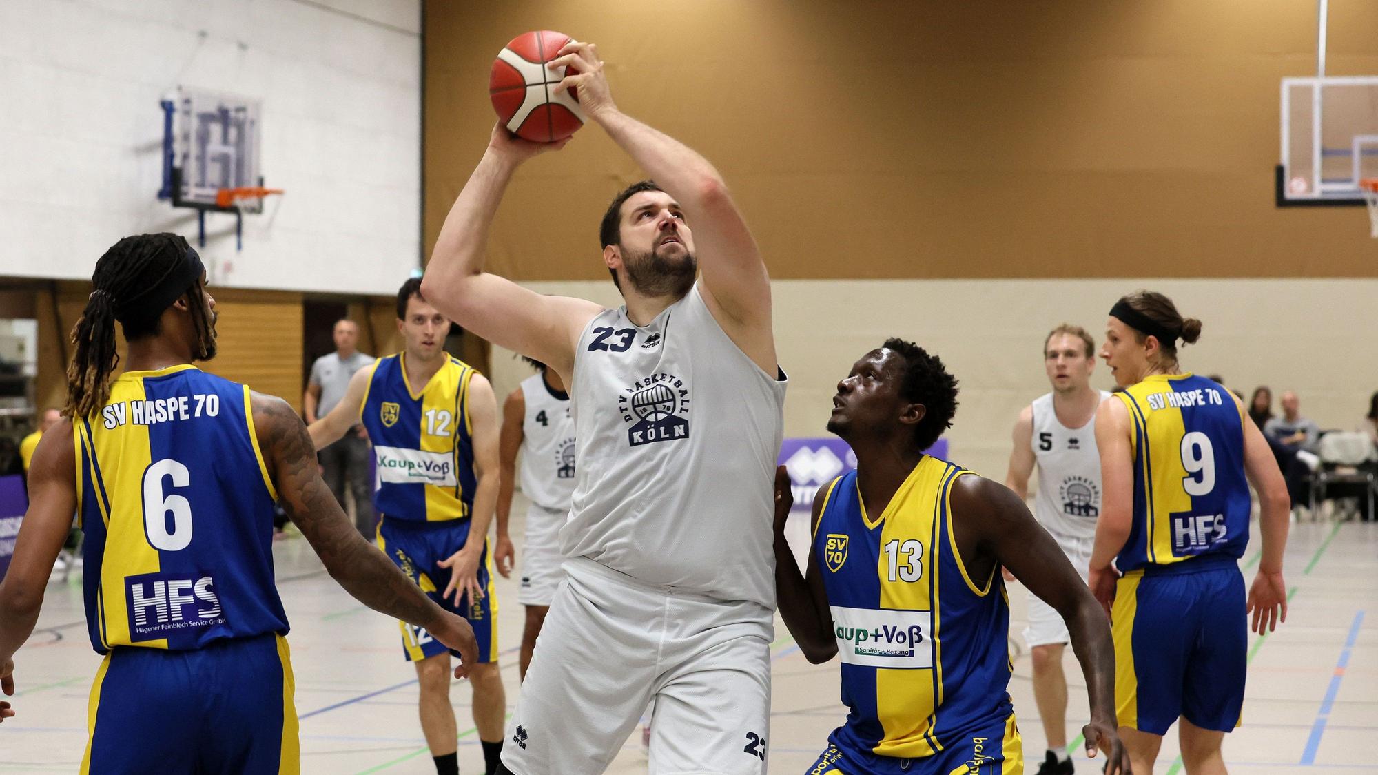 Deutzer TV vs. Hagen Haspe, Basketball, Regionalliga, Mitte: Christian Fröhlingsdorf (Deutz), 21.10.2022, Bild: Herbert Bucco