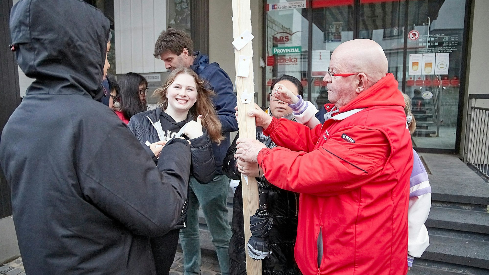 Die Kreuzbalken, die durch Gemünd getragen wurden, wurden an den Stationen gestaltet.