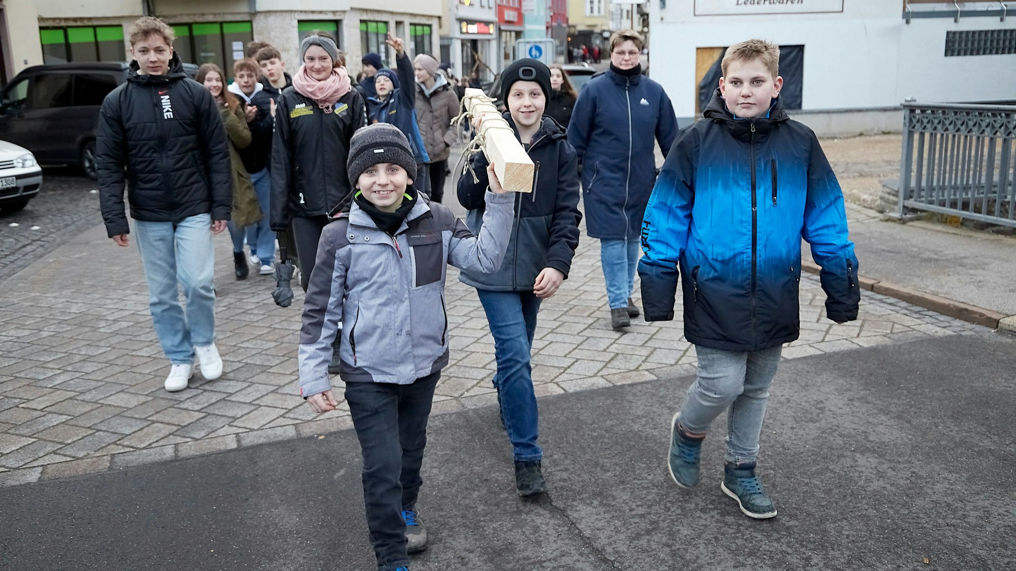 Im Gedenken an die Flut zogen die Teilnehmer des Ökumenischen Jugendkreuzweges durch Gemünd. Tapfer trugen die Jugendlichen die Kreuzbalken auf ihrem Weg durch Gemünd.