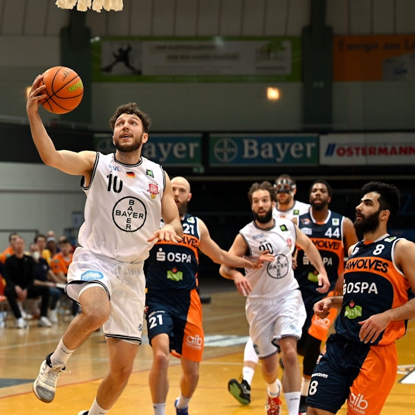 Basketball
Bayer Giants Leverkusen - Rostock
Korb von Haris Hujic (Bayer)
Foto: Uli Herhaus