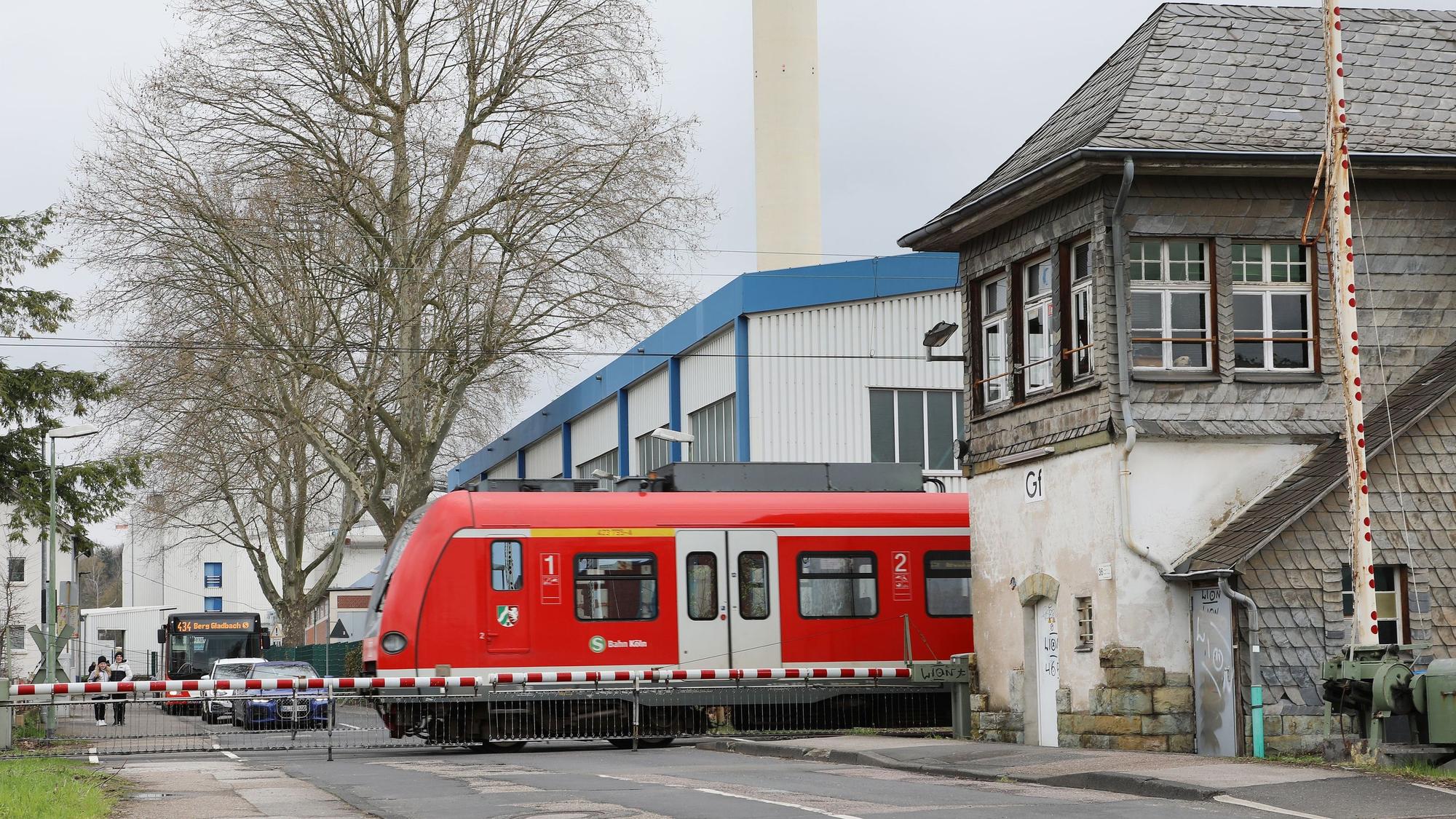 Das Uralt-Stellwerk am Bahnübergang Tannenbergstraße in Bergisch Gladbach hat spätestens Ende der 2020er Jahre ausgedient. Die ersten Bauarbeiten für die Modernisierung der Leit- und Sicherungstechnik beginnen am 10. April.
