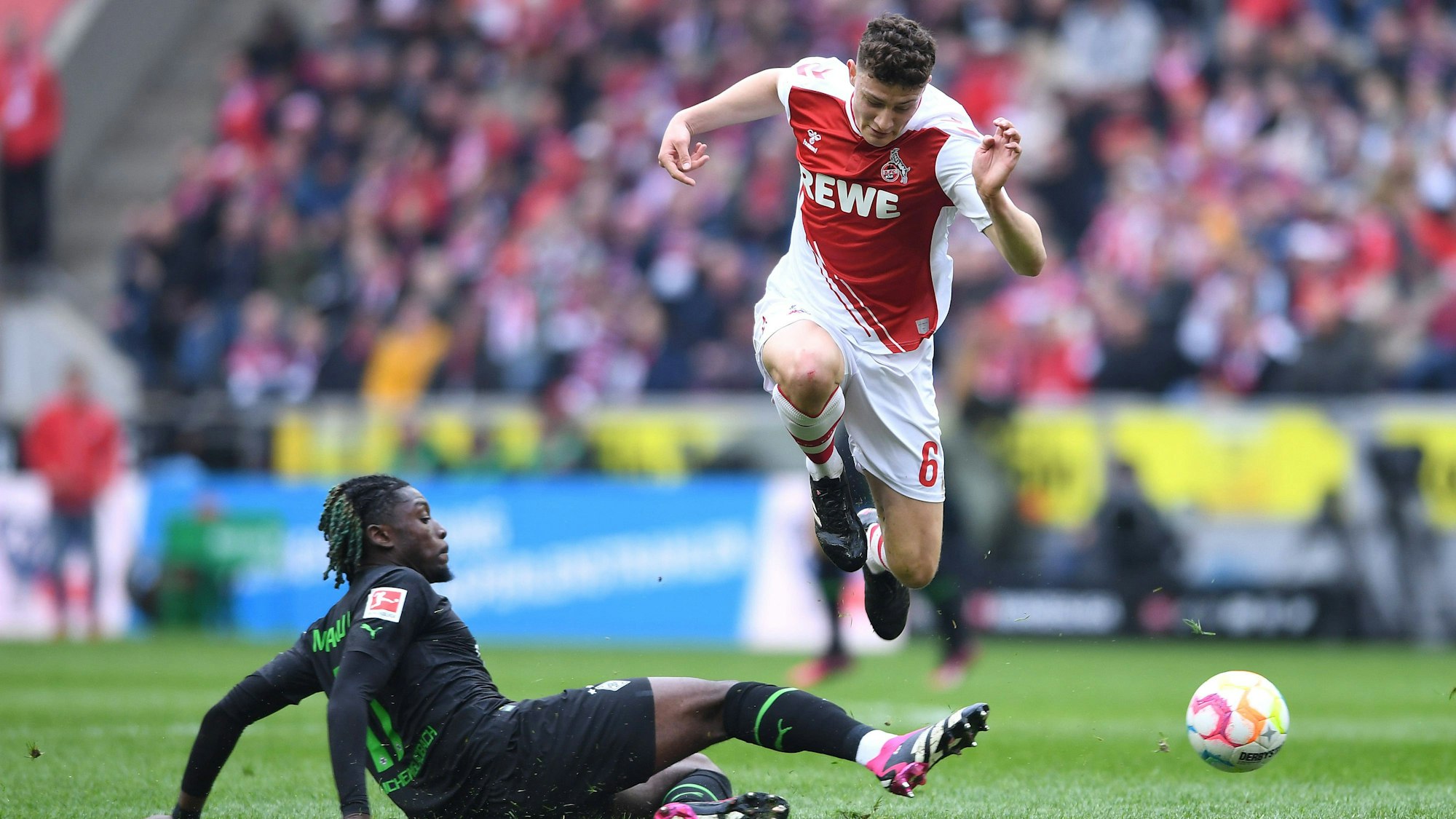 Martel springt über eine Grätsche von Kone