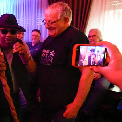 Das Bild zeigt den Musiker Larry Doc Watson und Konzertveranstalter Thomas Weber.