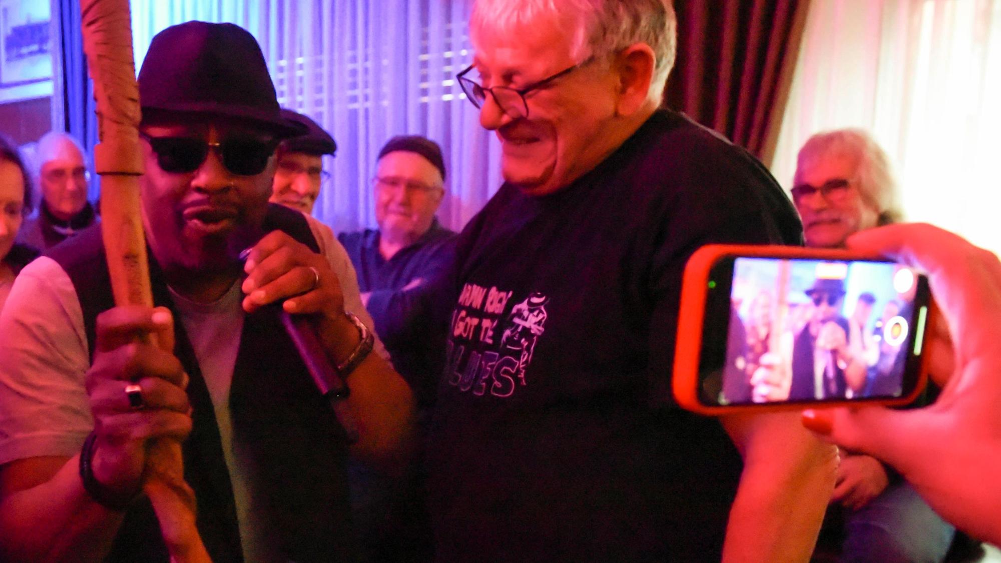 Das Bild zeigt den Musiker Larry Doc Watson und Konzertveranstalter Thomas Weber.