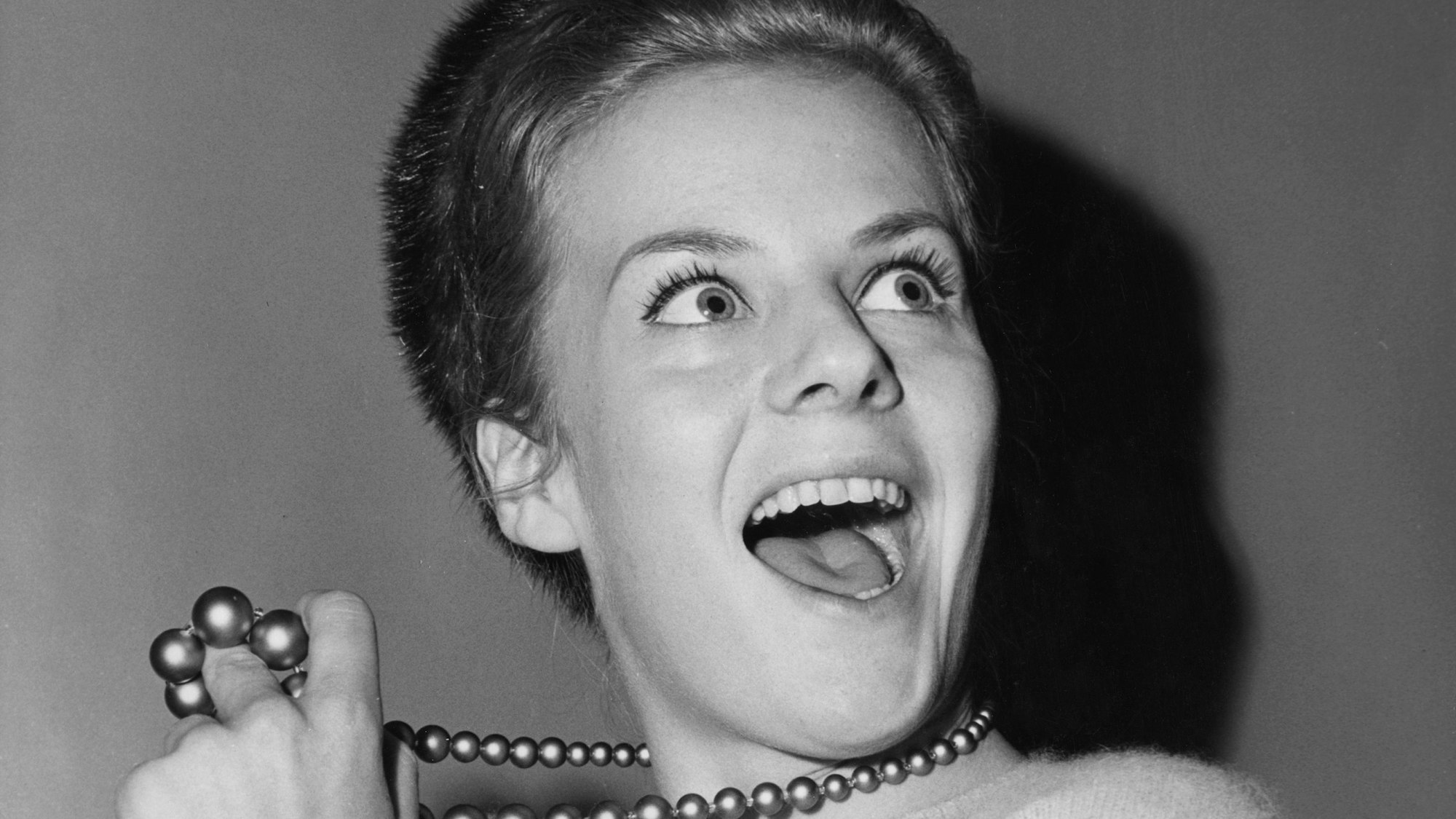 Heidi Brühl mit Perlenkette.