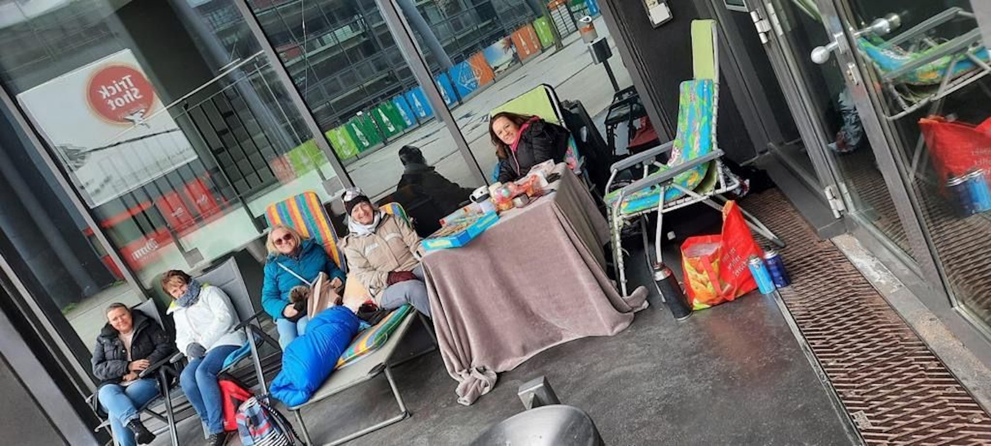 Campieren für Tickets: Diese Jecke hatten bereits am Sonntag, einen Tag vor Vorverkaufsstart, ihr Lager aufgeschlagen.