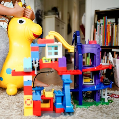 Ein Kind spielt mit einem Hüpftier.