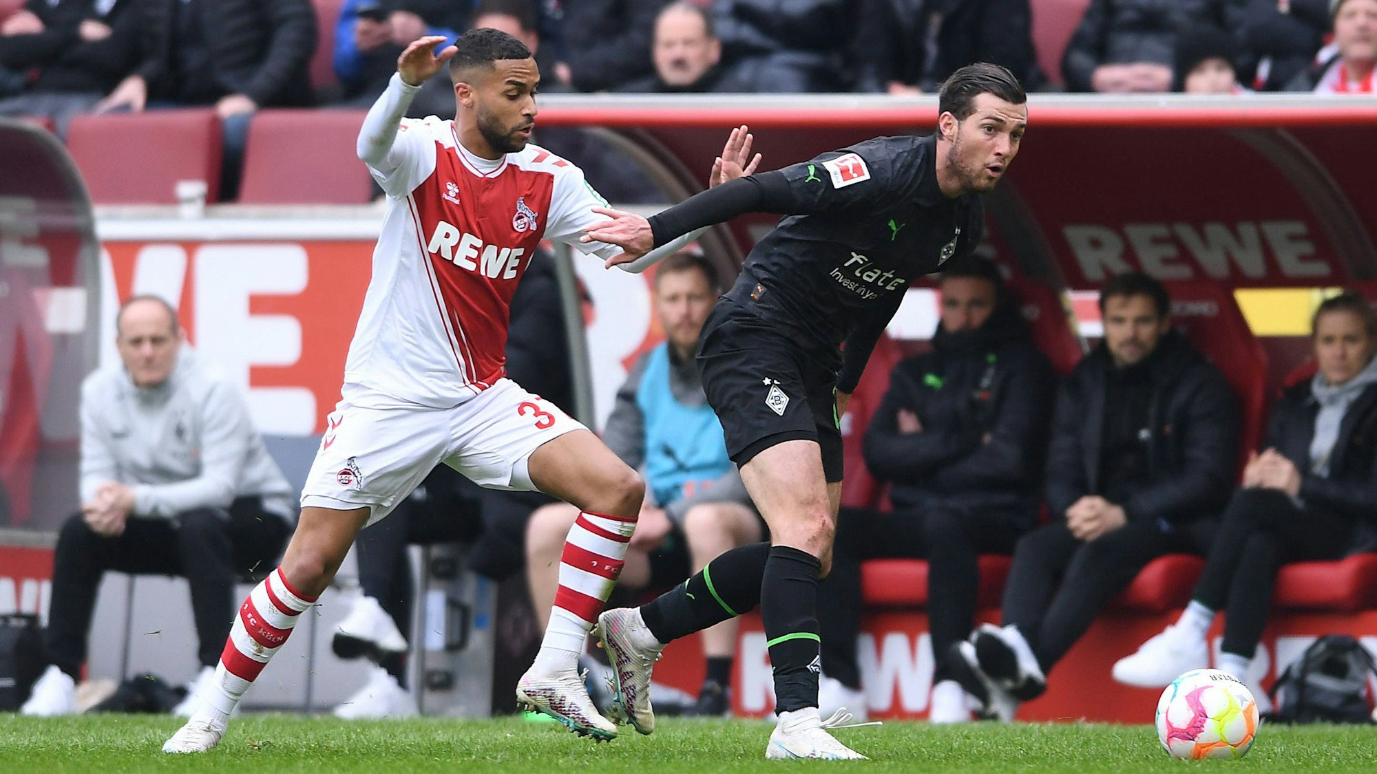 Maina im Zweikampf mit Scally