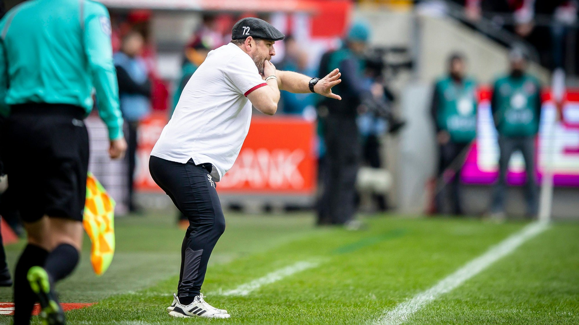 Baumgart pfeift auf Fingern an der Seitenlinie