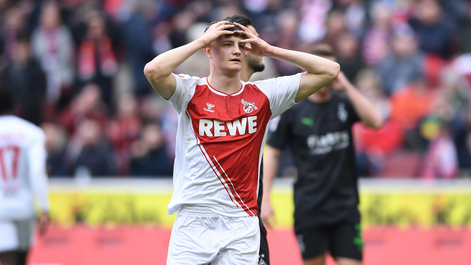 Martel schlägt die Hände über dem Kopf zusammen.