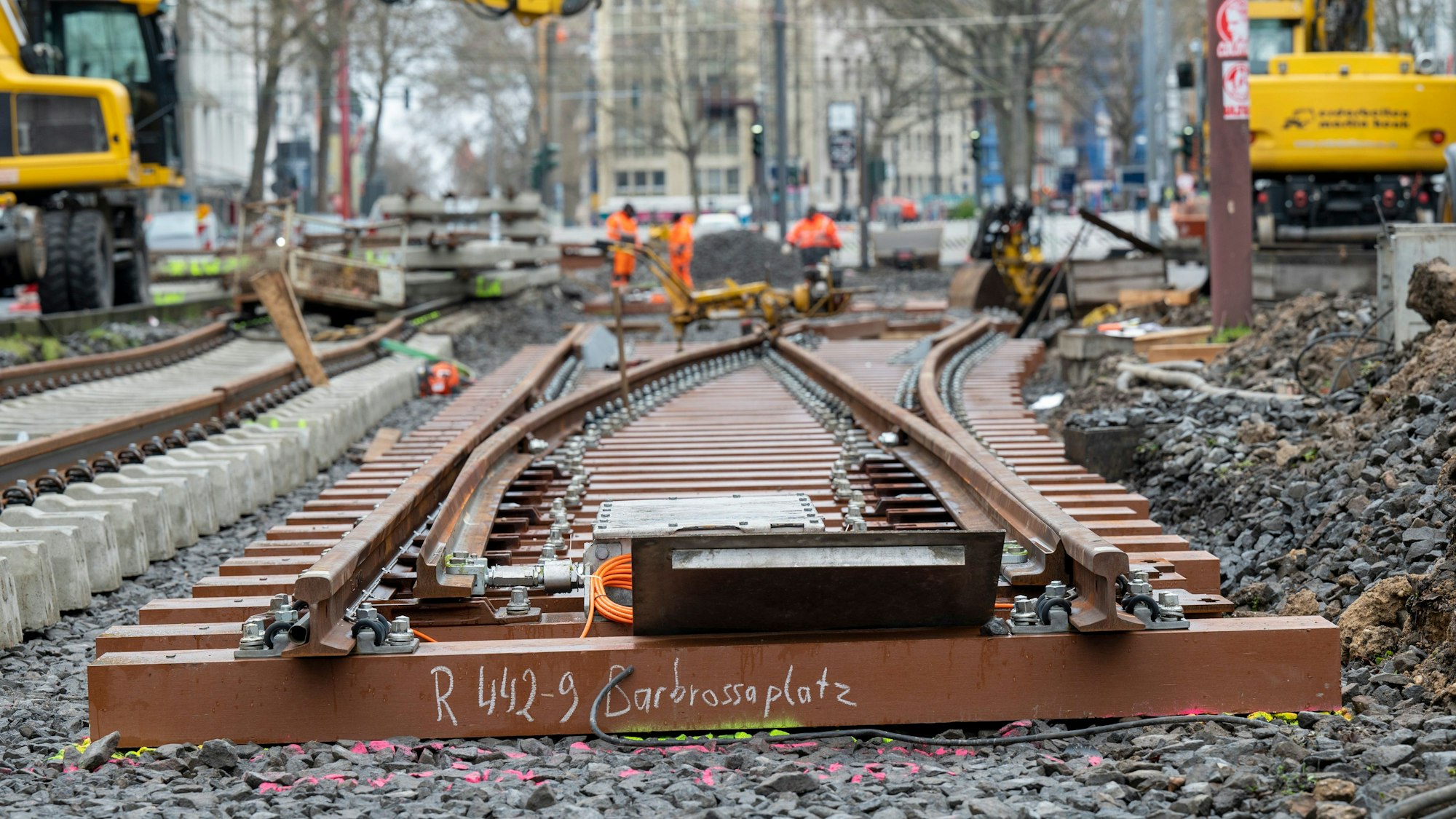 Eine neue Weiche wird am Barbarossaplatz montiert.