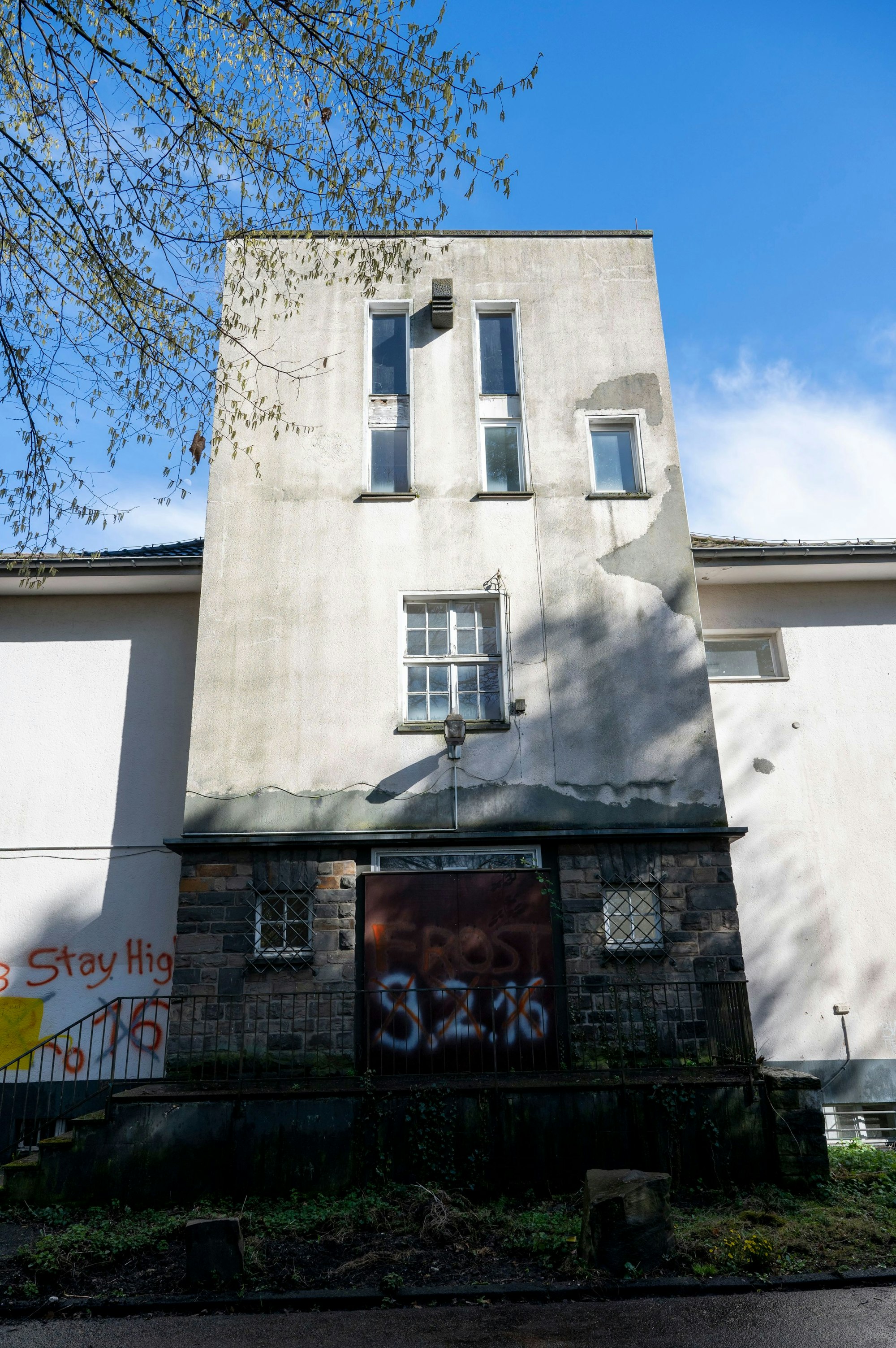 30.03.2023, Köln: Das heute leerstehende Haus 30 des Krankenhauses Merheim war einst die Luftnachrichtenzentrale des Fliegerhorstes Ostheim. Es gilt als Baudenkmal. Foto: Uwe Weiser