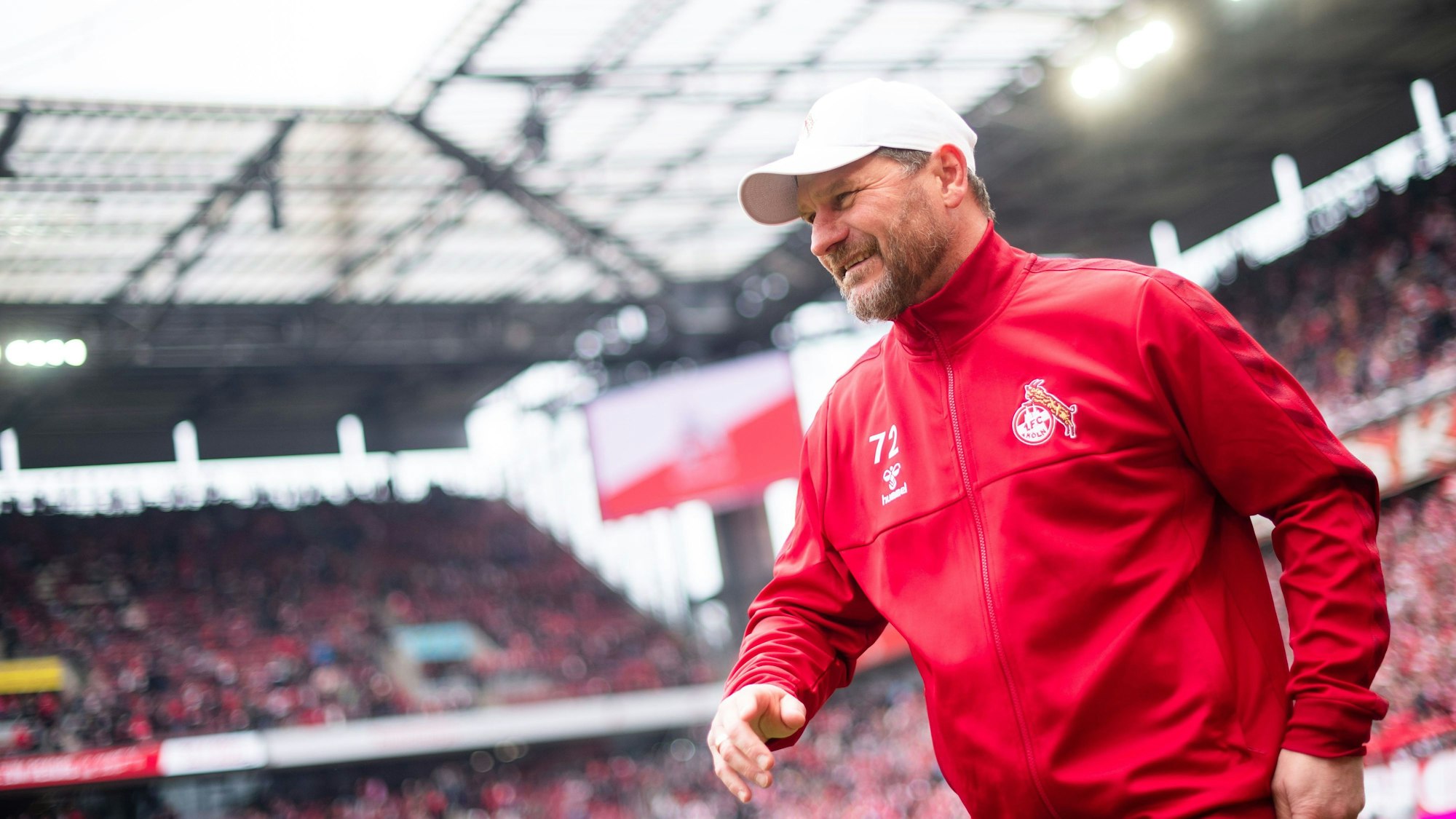 02.04.2023, Nordrhein-Westfalen, Köln: Fußball, Bundesliga, 1. FC Köln - Borussia Mönchengladbach, 26. Spieltag, RheinEnergieStadion. Kölns Trainer Steffen Baumgart kommt vor der Partie ins Stadion. Foto: Marius Becker/dpa - WICHTIGER HINWEIS: Gemäß den Vorgaben der DFL Deutsche Fußball Liga bzw. des DFB Deutscher Fußball-Bund ist es untersagt, in dem Stadion und/oder vom Spiel angefertigte Fotoaufnahmen in Form von Sequenzbildern und/oder videoähnlichen Fotostrecken zu verwerten bzw. verwerten zu lassen. +++ dpa-Bildfunk +++