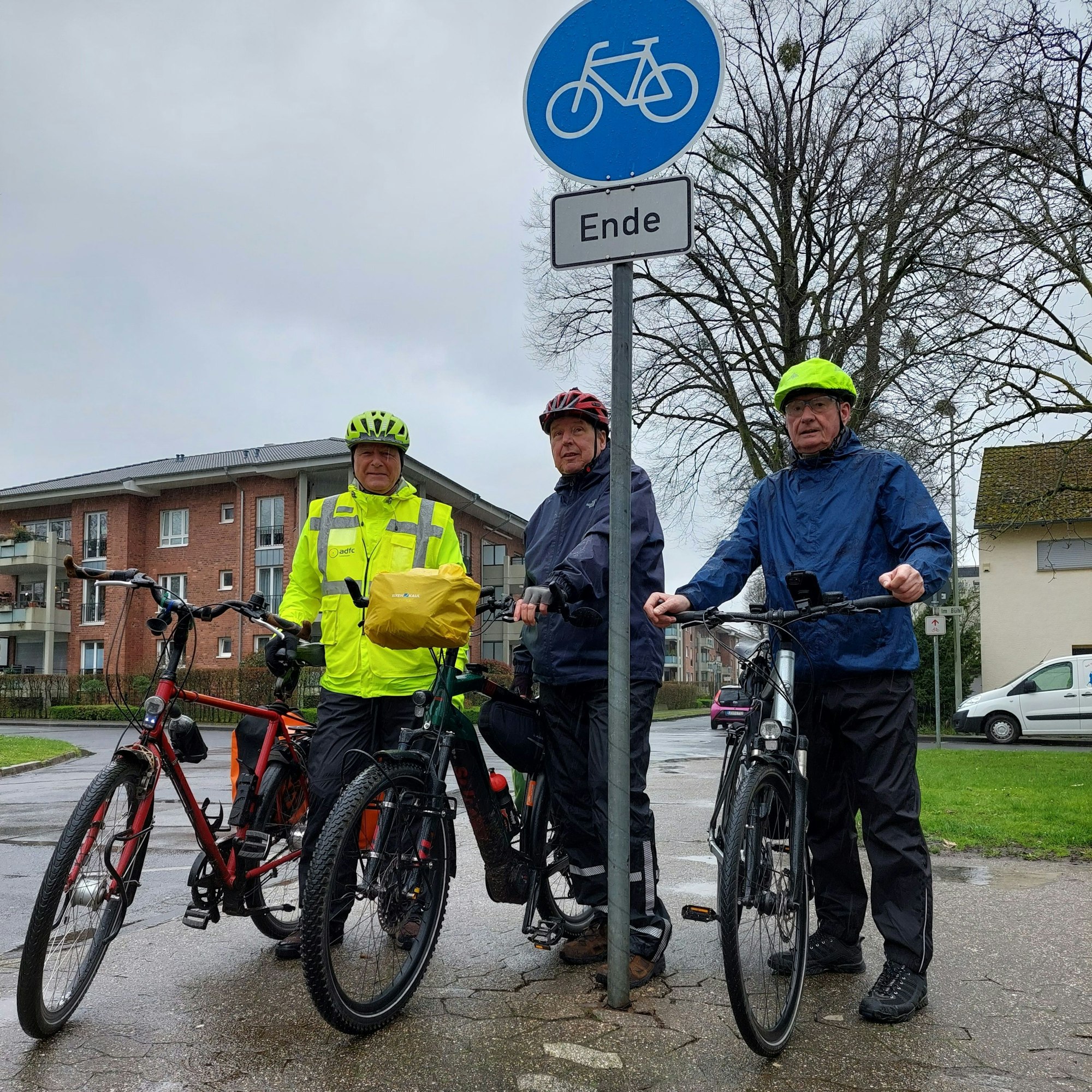 V.l. n.r. Kurt Krefft (erster Vorsitzender des ADFC-Leverkusen), Peter Bunse und Heinz Süßbach trotzen dem Regen und der eher weniger freundlichen Radinfrastruktur der Stadt
