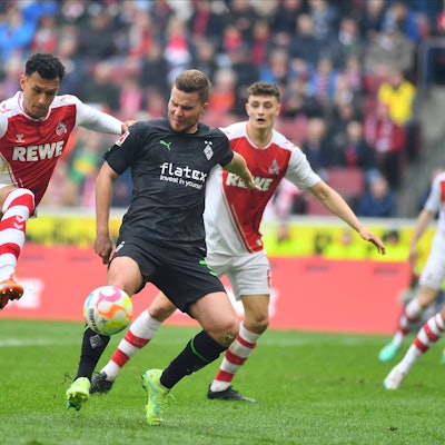 FC-Angreifer Davie Selke (l.) im Duell mit Gladbachs Nico Elvedi.