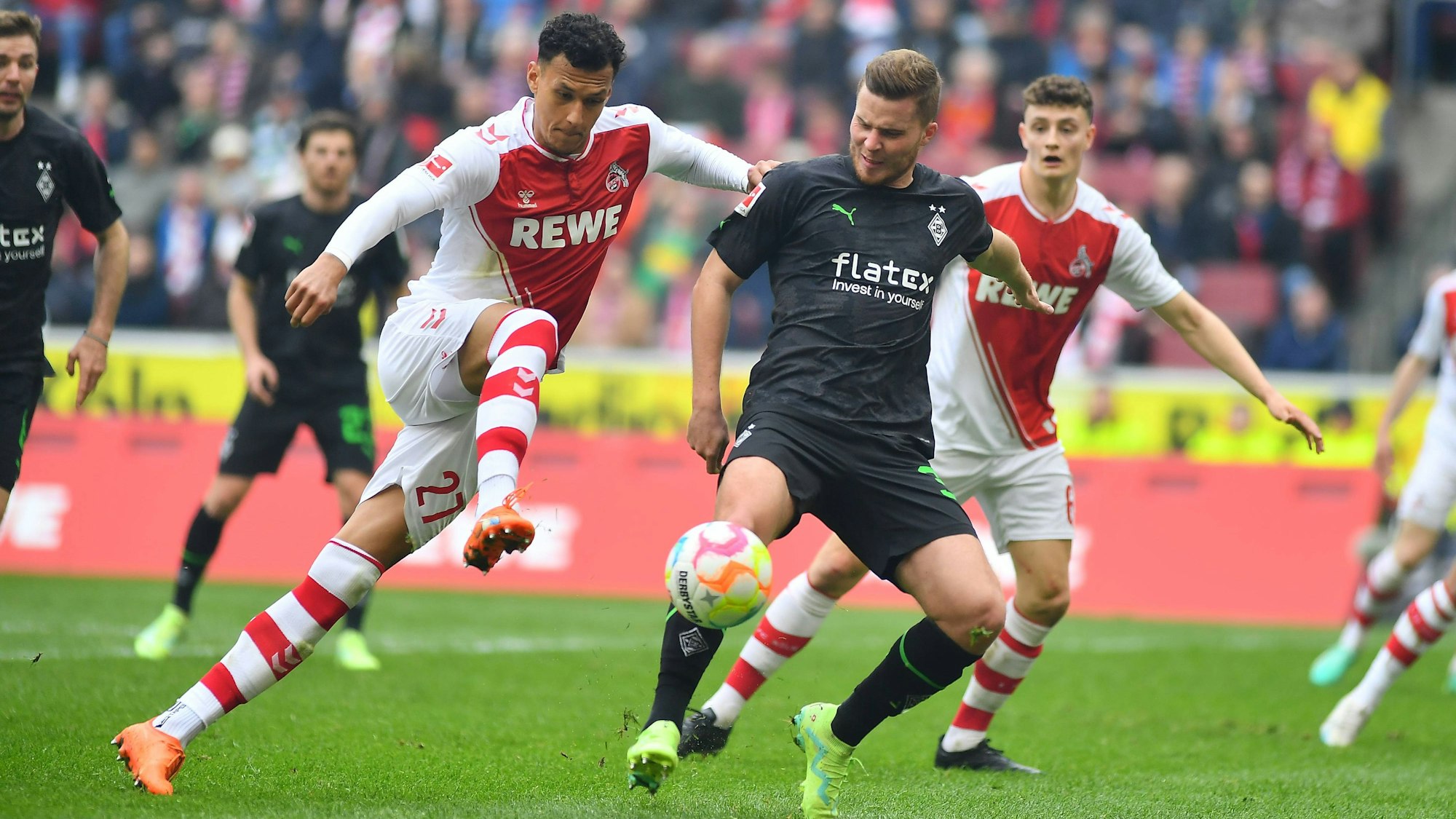 FC-Angreifer Davie Selke (l.) im Duell mit Gladbachs Nico Elvedi.