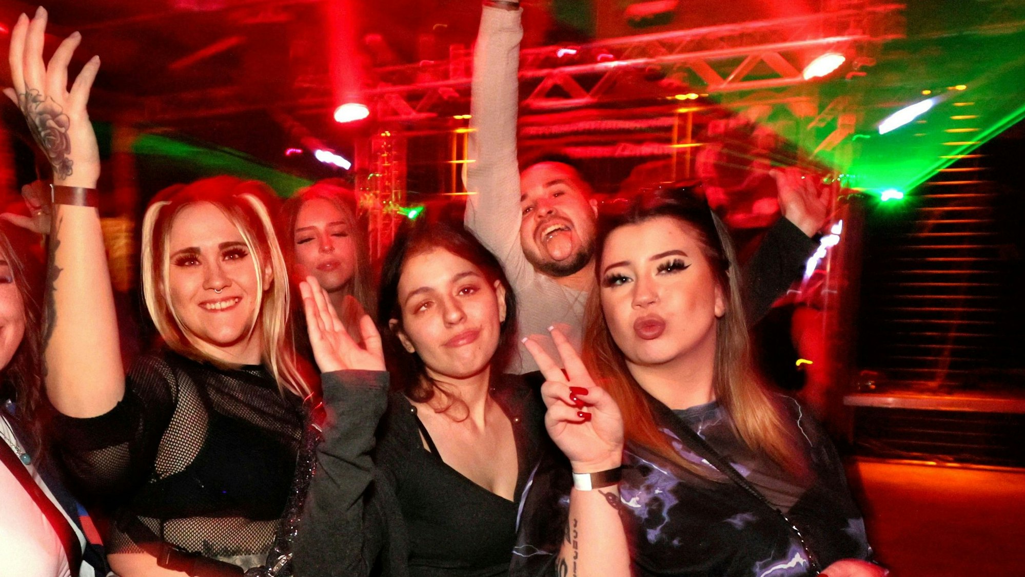 Ausgelassene Tänzer bei der Techno-Party im Kultur-Ausbesserungswerk.